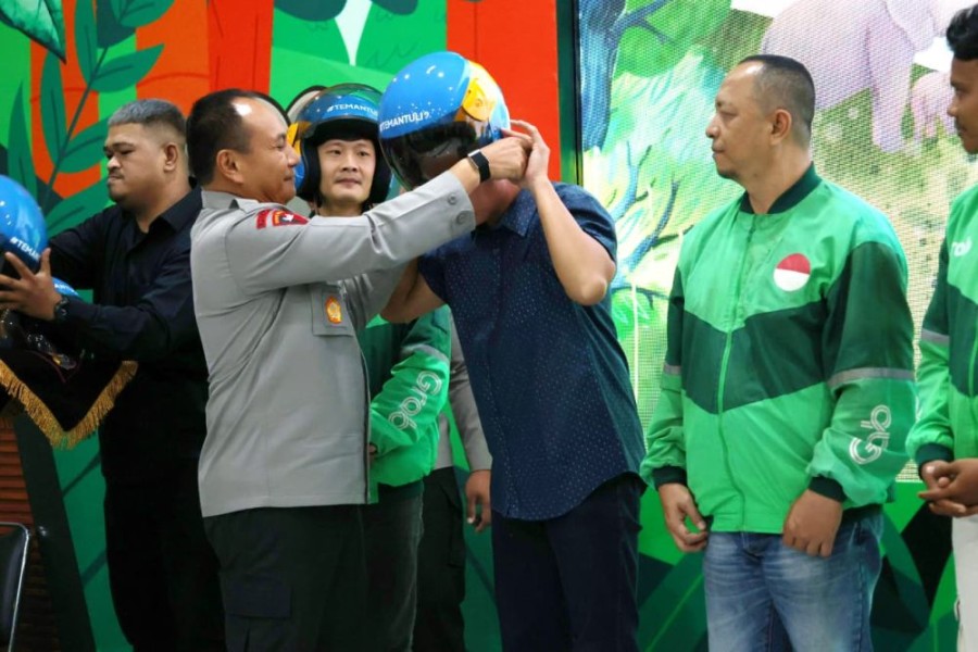 Kapolda Riau Bagikan Helm Khusus untuk Ojol Tuna Rungu, Tanda Peduli Keselamatan dan Inklusi