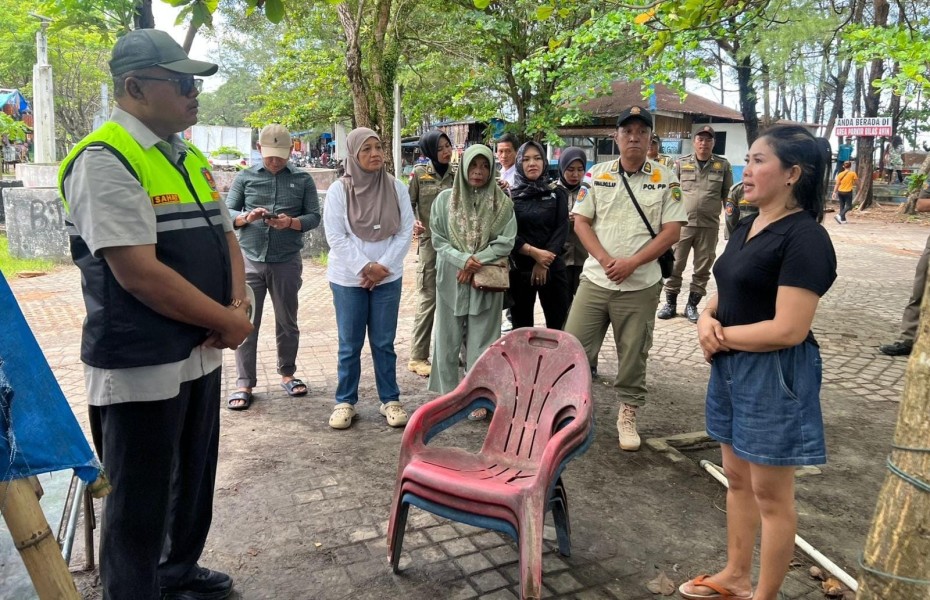 Viral Aksi Tak Senonoh di Pantai Jakat, Pemilik Kamar Bilas Minta Maaf Usai Ditegur Satpol PP
