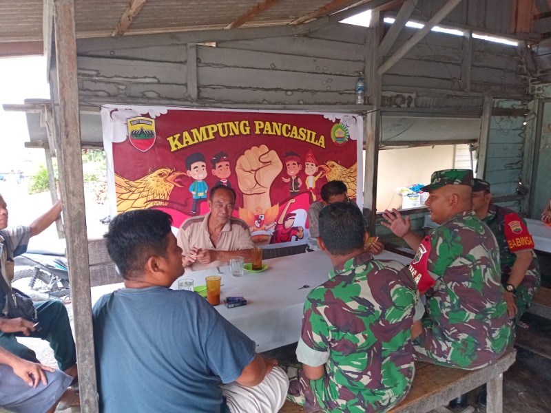 Babinsa Koramil 03/Minas Sosialisasikan Nilai-Nilai Pancasila kepada Warga Kampung Pancasila - Minas Jaya