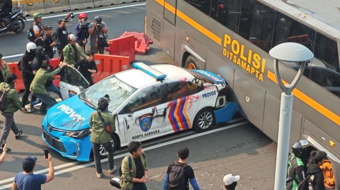 BREAKING NEWS - Lepas Maghrib, Demo di Mapolda Metro Jaya Rusuh, Mobil Dirusak, Petasan dan Batu Melayang