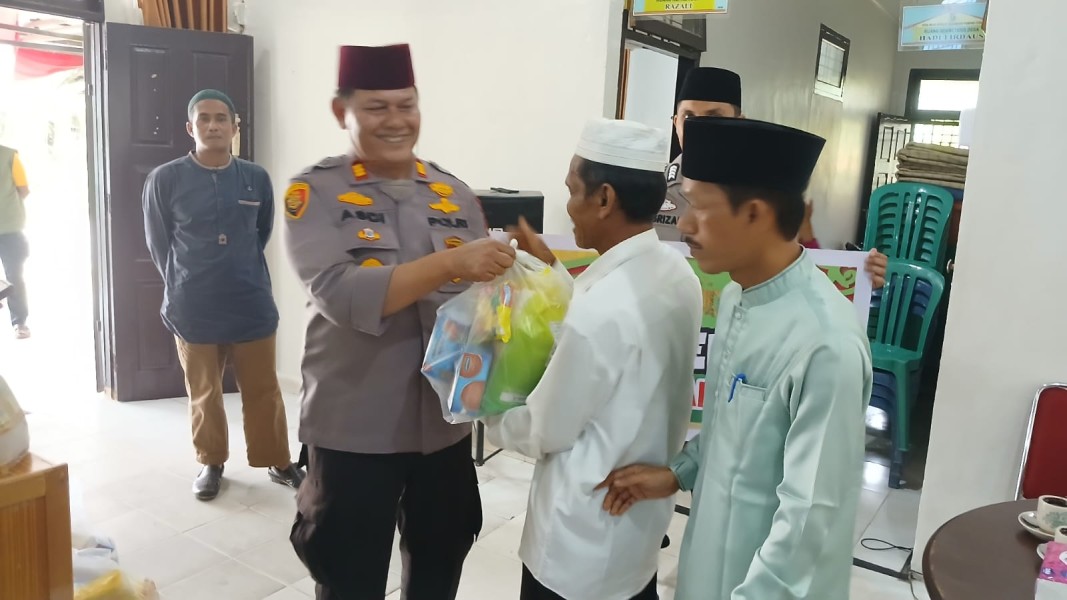 Polri Presisi Hadir di Naga Beralih! Kapolsek Kampar Santuni Dhuafa, Jalin Kedekatan dan Beri Pesan Kamtibmas di Momen Maulid Nabi!