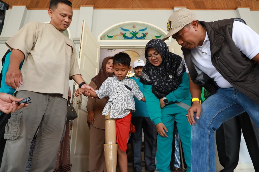 Bupati Afni Wujudkan Mimpi Yuda, Anak Disabilitas Terima Bantuan Kaki Palsu
