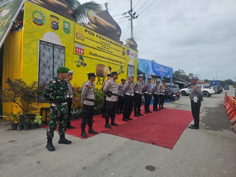 Babinsa Serda Holmes Pasaribu Laksanakan Pengamanan Pos PAM Mudik Lebaran 2026 di Exit Tol Minas