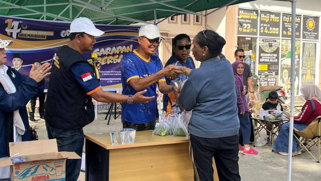 Hangatnya Kebersamaan! NasDem Inhil Berbagi Ratusan Nasi Daun di CFD Tembilahan