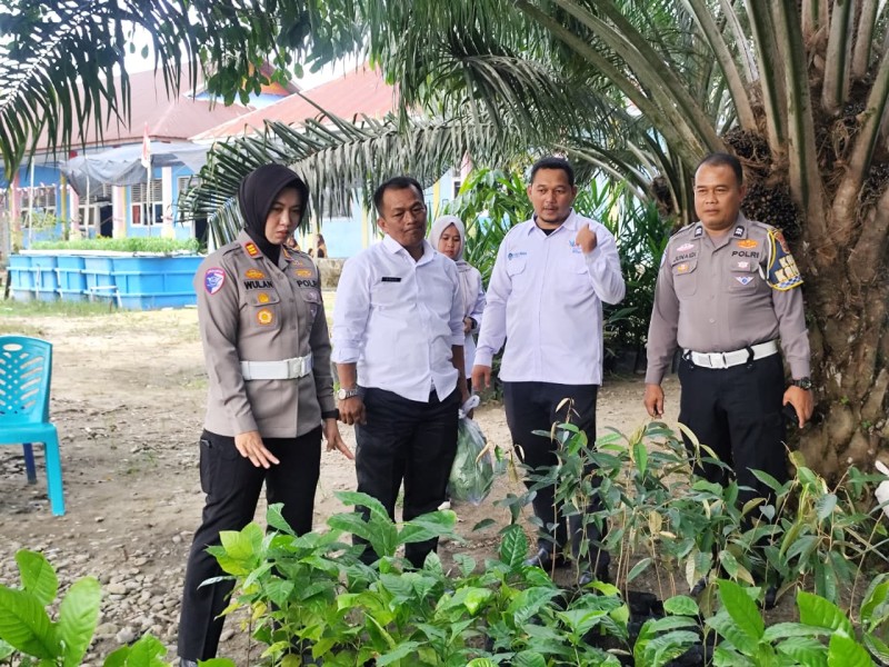 Polisi dan Pelajar Bersatu Jaga Bumi! Kasatlantas Polres Kampar Sambangi SMKN 1 Kuok, 'Green Policing' Jadi Jembatan Erat!