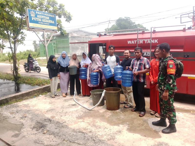 Peduli Kebutuhan Dasar, Kodim 0320/Dumai Distribusikan Air Bersih ke Pesantren Azzahra