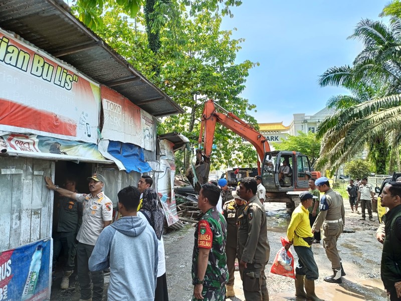 Pemko Pekanbaru Tertibkan 46 Bangunan Liar di Sekitar RS Prima