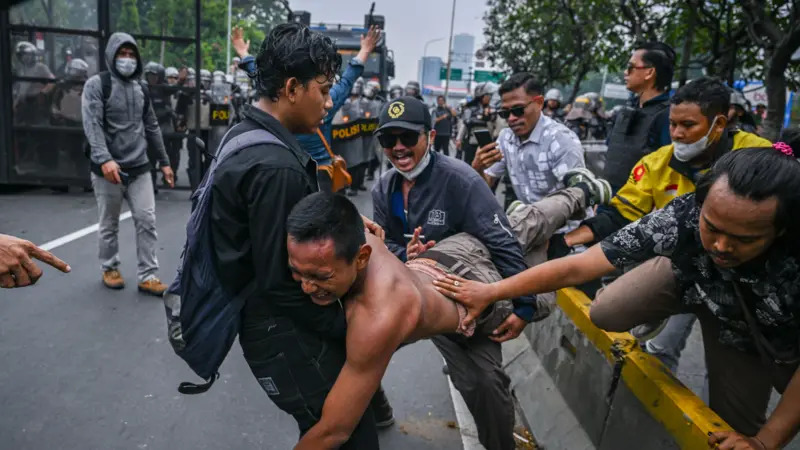 BREAKING NEWS- Demo DPR RI Ricuh, Massa Tuntut Bubarkan DPR, Mahasiswa: Banyak PHK Gaji DPR Justru Naik!