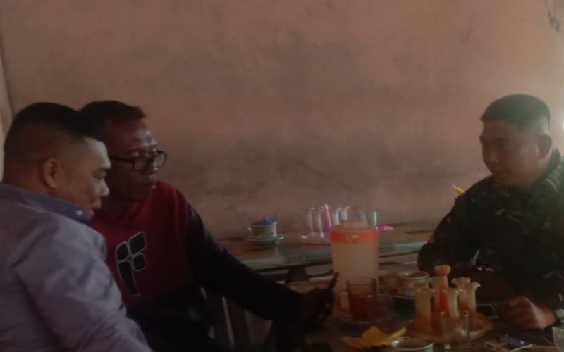 Babinsa Koramil 02 Bukit Kapur Gencarkan Patroli dan Sosialisasi Bahaya Karhutla