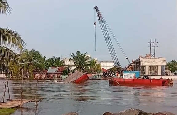 Crane Apung Tumbang dan Tenggelam di Sungai Rokan Kiri Saat Pemasangan Tiang Jembatan Jurong