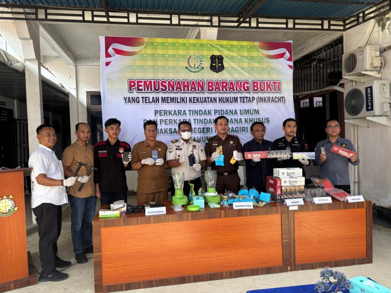 Kejaksaan Bersama Lapas Tembilahan Eksekusi Pemusnahan Barang Bukti Terlarang