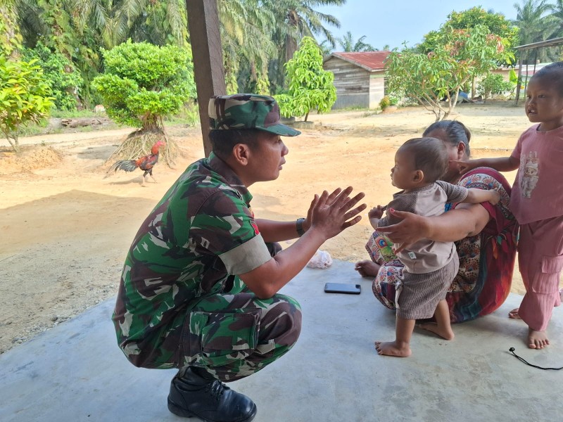 Koptu L. Sigalingging Lakukan Pengecekan Anak Stunting di Kampung Kuala Gasib