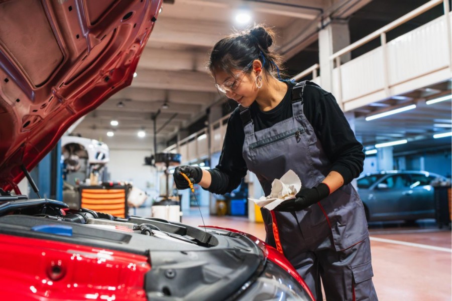 Ganti Oli Mobil Setiap Berapa Kilometer? Ini Panduan Lengkapnya