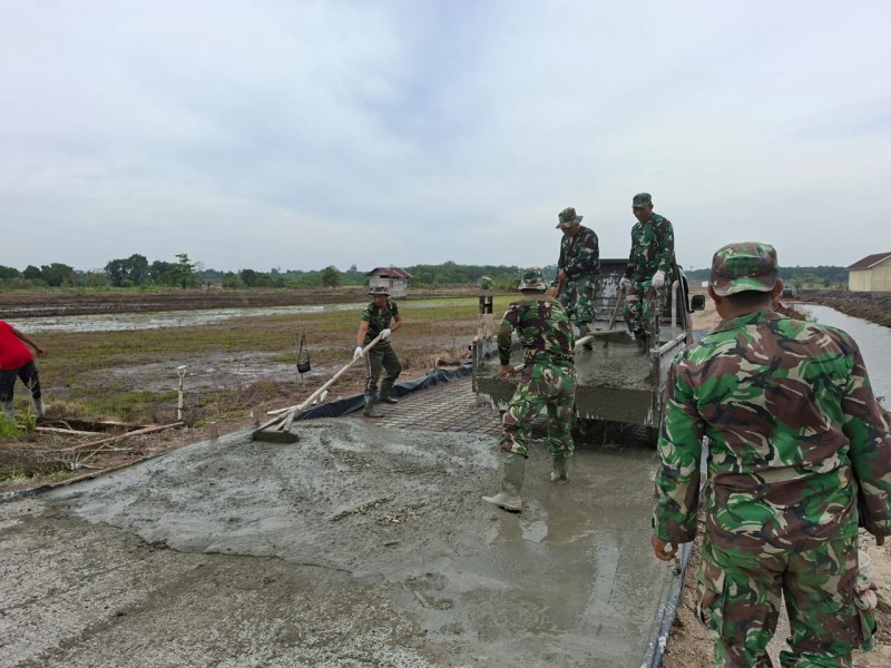 Satgas TMMD Kodim 0322/Siak Genjot Pengerjaan Semenisasi Jalan Demi Kelancaran Akses Warga