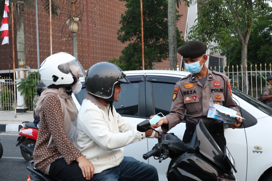 Antisipasi Dampak Asap Karhutla, Polda Riau Bagikan 2.500 Masker kepada Warga Pekanbaru