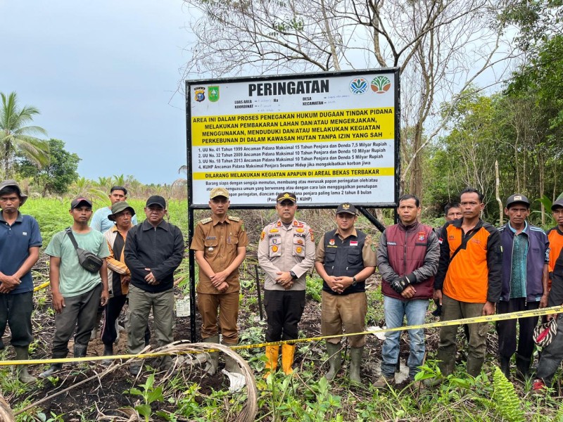 Papan Peringatan Karhutla Dipasang, Polsek Tembilahan Hulu Edukasi Warga