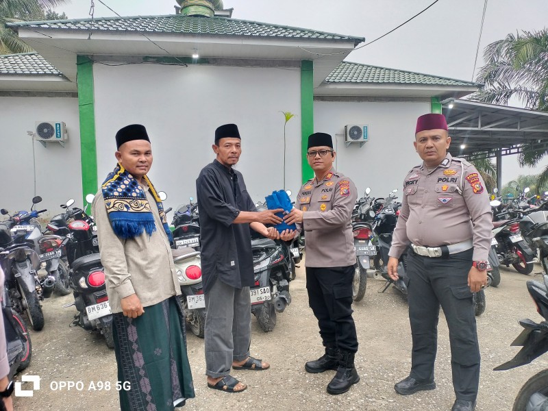 Polsek Minas Bagikan THR (Tanaman Hari Raya) Hijau Sebanyak 100 Bibit Pohon Kepada Warga Setelah Sholat Ied