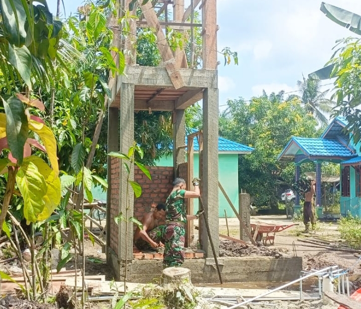 TMMD ke -123, Babinsa Koramil 06/Kateman Laksanakan Pemasangan Bata Dinding Tower Sumur Bor di Karya Tunas Jaya