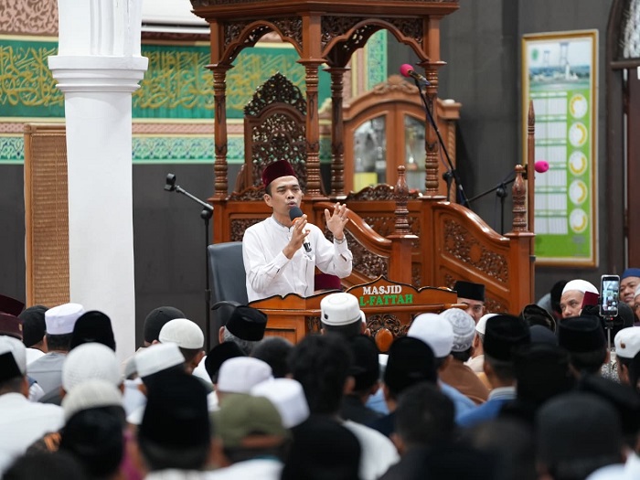 Gema Ramadhan di Negeri Istana, Bupati Afni dan UAS Salat Subuh Berjamaah di Masjid Al-Fatah