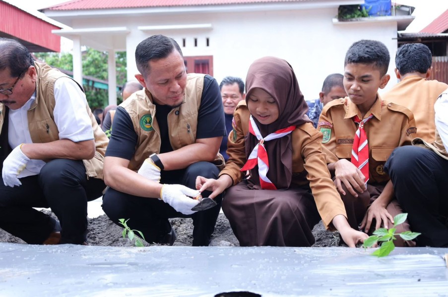Wako Lakukan Pencanangan Program Swasembada Pangan Berbasis Sekolah di SMPN 8 Pekanbaru