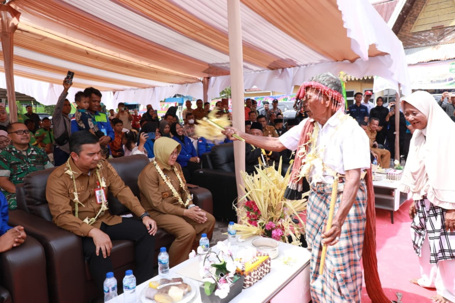 Dorong Perjuangan Hak Hutan Adat Sakai, Bupati Afni Janji Usulkan Perda Masyarakat Hukum Adat Suku Sakai