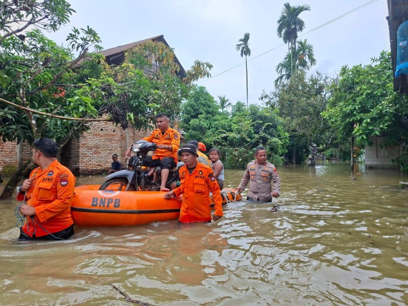 Personel Polsek Bangkinang Barat Bersama BPBD Kabupaten Kampar Tinjau dan Evakuasi Korban Banjir Desa Silam