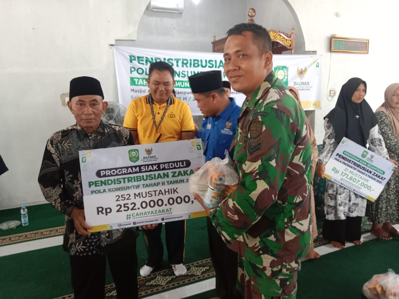 Anggotaa Koramil 03/Minas Hadiri Distribusi Zakat Tahap II di Minas, Babinsa: Semoga Meringankan Beban Masyarakat