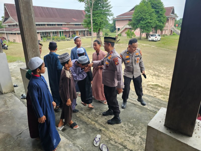 Polsek Siak Hulu dan Bhayangkari Peduli Bagikan Takjil Ramadhan di Pondok Pesantren Al-Fatah