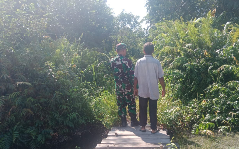 Patroli Babinsa Purnama Pastikan Tidak Ada Aktivitas Pembakaran Lahan
