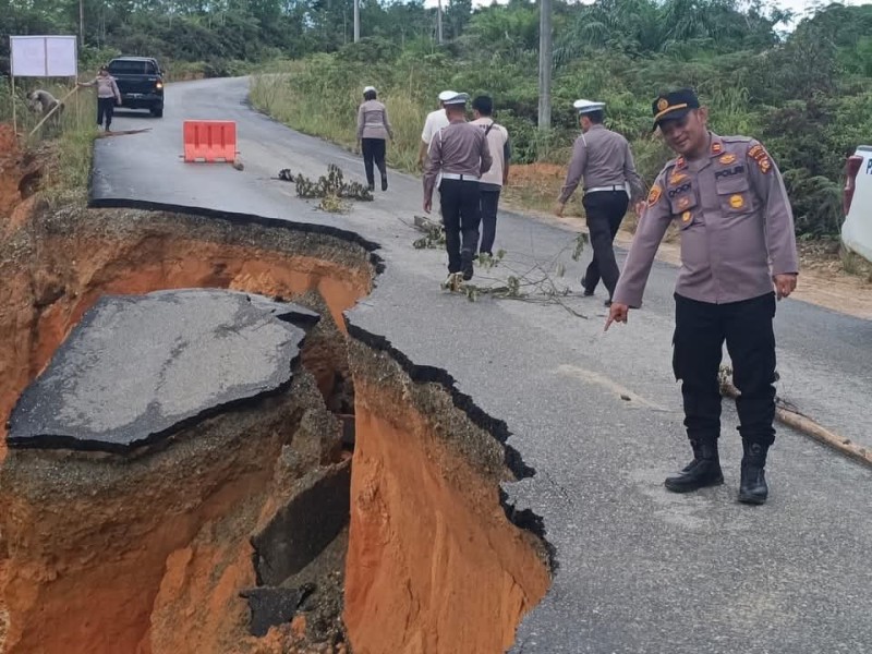 Satlantas Rohul Pasang Rambu Peringatan di Jalan Amblas Lintas Rokan–Banjar Datar