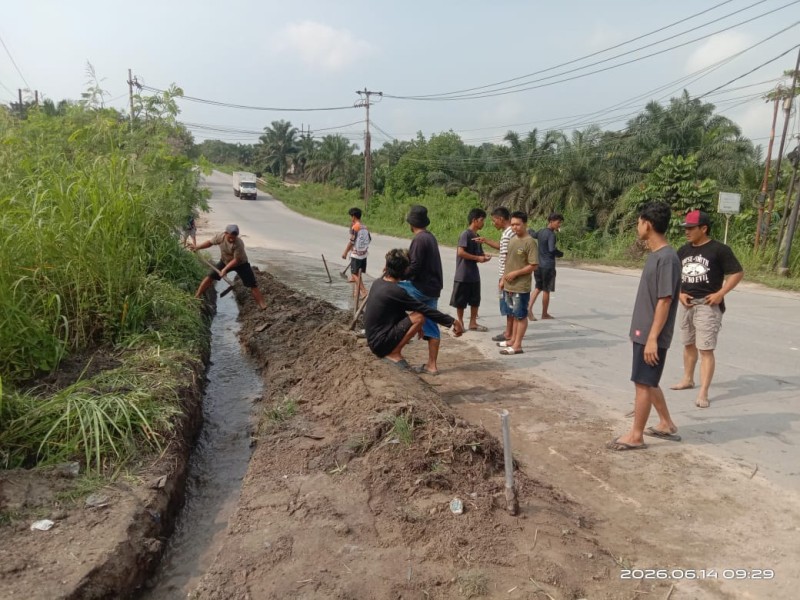Aksi Gotong Royong Pemuda Minas Barat: Suarakan Keprihatinan Atas Kondisi Jalan Nasional Yang Membahayakan di Penurunan KM 39