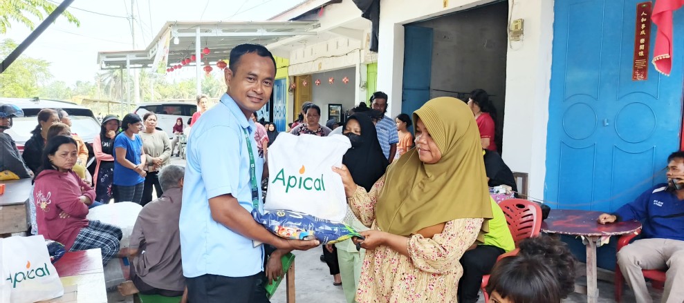 Melalui PT SDS dan PT SDO, Apical Salurkan sekitar 1.200 Paket Sembako bagi Warga Lubuk Gaung di Dumai