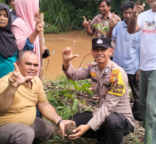 Peringati Hari Sejuta Pohon dan Dukung Green Policing Polda Riau, Bhabinkamtibmas Polres Rohul Ajak Awak Sat Kamling dan Masyarakat Tanam 396 Pohon, Di Bantaran Sungai Desa Koto Tinggi