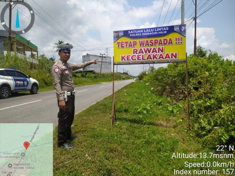 Cegah Laka Lantas, Satlantas Inhil Turun Pasang Spanduk Imbauan