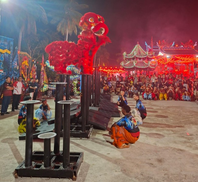 Spektakuler! Atraksi Barongsai Tonggak Perdana Pukau Pengunjung HUT Dewa Tiu Thian See di Dumai