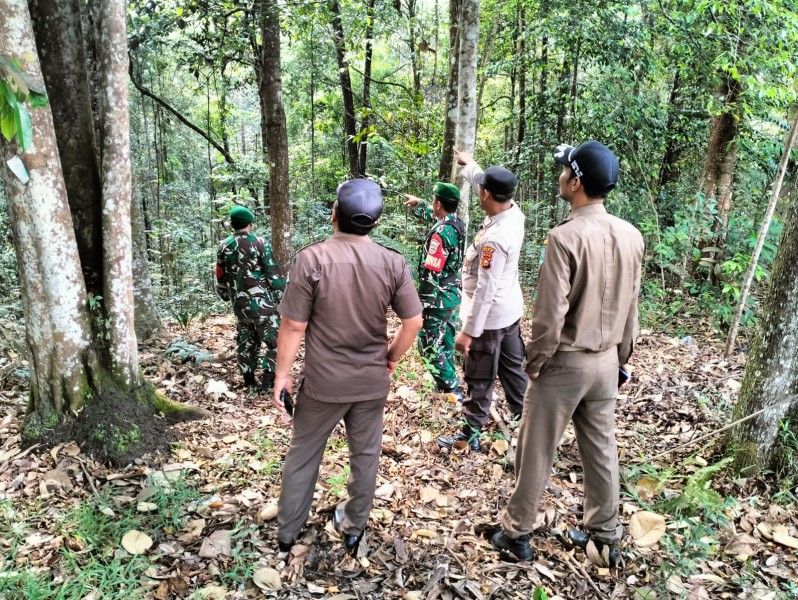 Babinsa Serda Haris Sandya Pratama Gelar Patroli Karhutla di Sungai Mandau