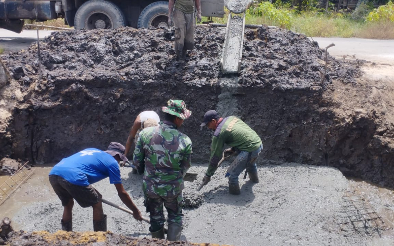Pembangunan Dua Jembatan Armco di Sungai Sembilan Terus Berjalan, Dandim Dumai: Tingkatkan Akses dan Kesejahteraan Warga