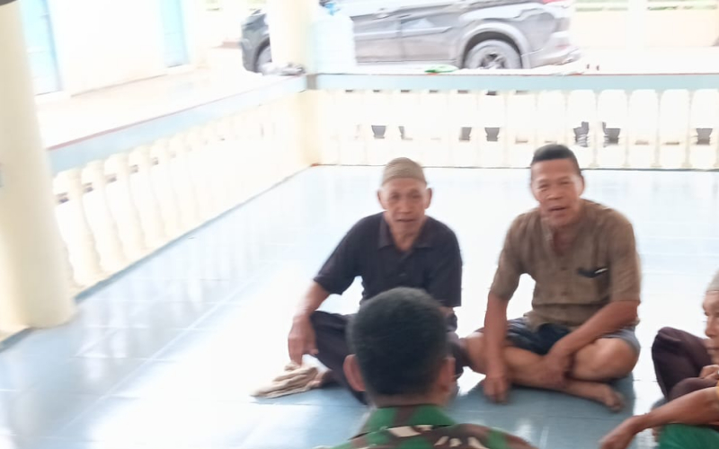 Melalui Komsos, Babinsa Guntung Ajak Tokoh Masyarakat Jaga Kondusivitas Lingkungan