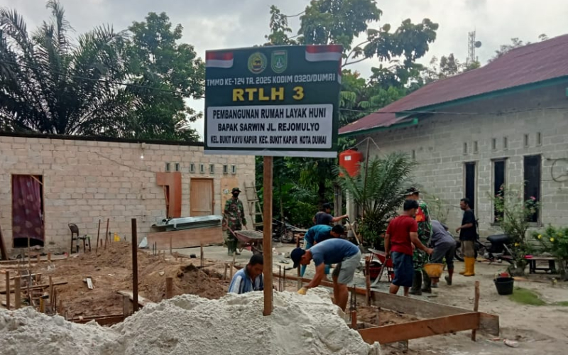 Perbaiki RTLH Untuk Warga Bukit Kayu Kapur, Satgas TMMD Kodim Dumai Bersinergi