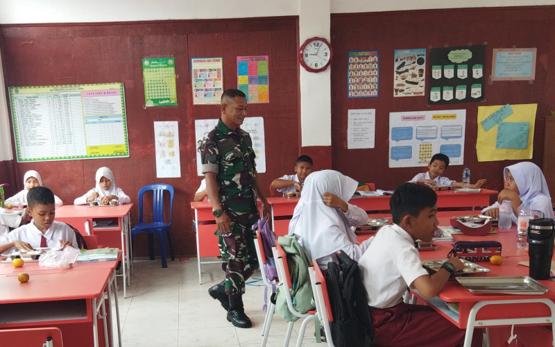 Kolaborasi TNI dan Yayasan Salurkan Makanan Bergizi bagi Pelajar dan Ibu Hamil di Dumai