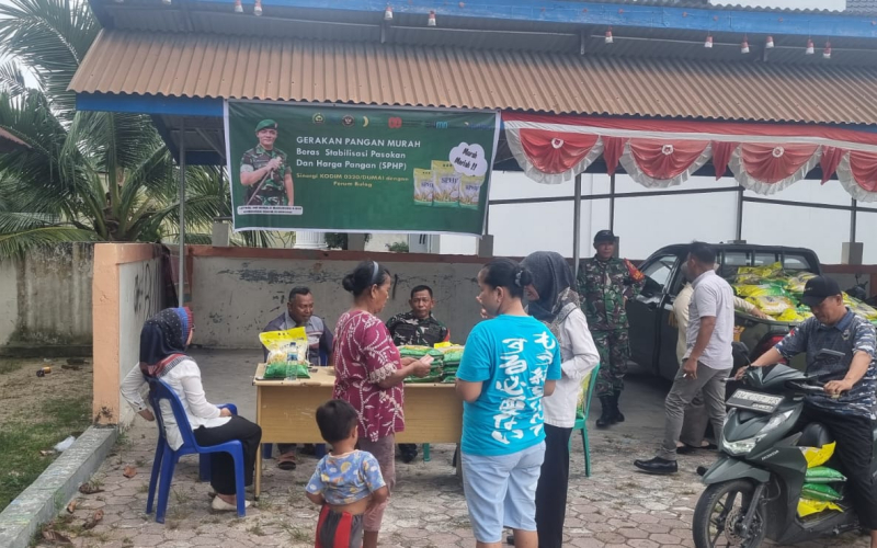 Kodim 0320 Bersama Bulog Dumai Gelar GPM, Ratusan Warga Antre Beras Murah