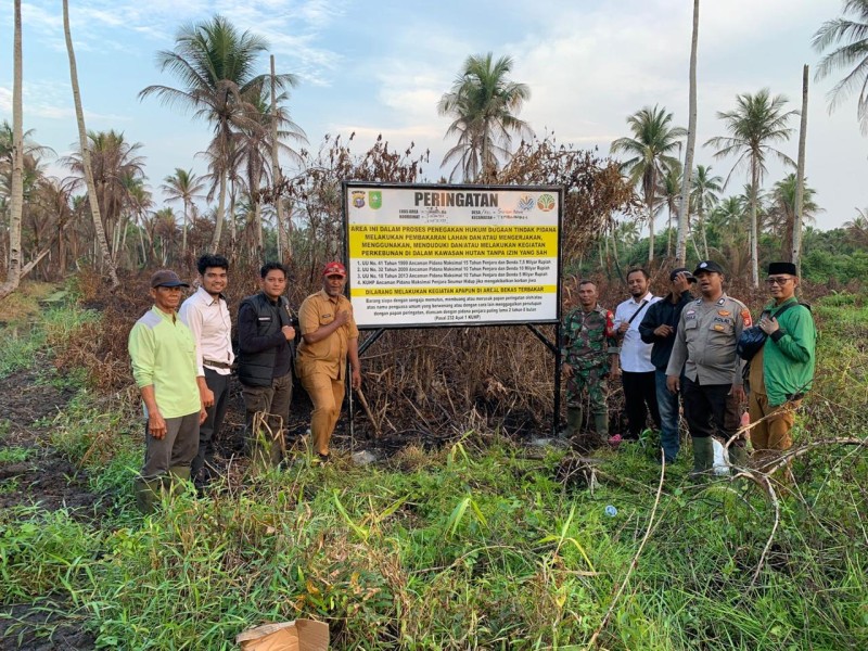 Cegah Karhutla Terulang, Polsek Tembilahan Pasang Plang Larangan di Lahan Bekas Terbakar