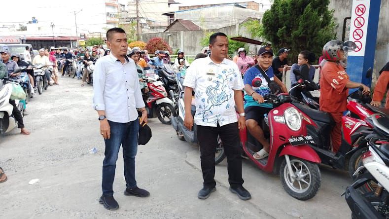 Antrian Mengular, Camat Kota Kisaran Timur Turun ke SPBU Pastikan tak Ada Kelangkaan BBM