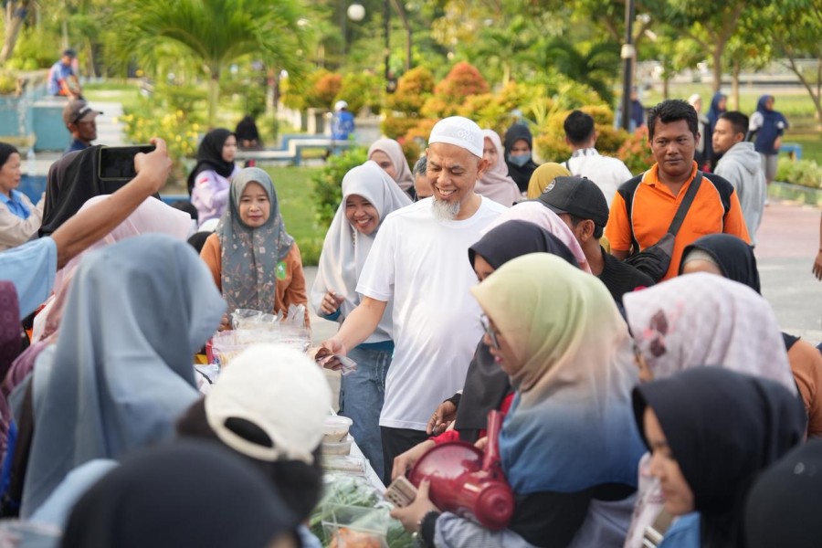 Wako Dumai Traktir Warga di Gerakan Pangan Murah, Tekan Inflasi dan Jaga Daya Beli
