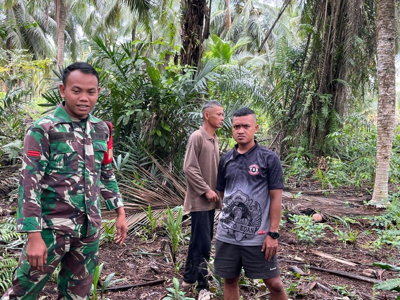 Pratu Fikri Patroli Tapal Batas untuk Antisipasi Karhutla
