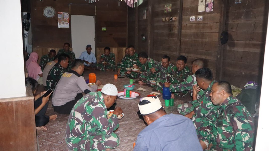 Hangatnya Kebersamaan: Satgas TMMD Ke-129 Kodim 0313/KPR Gelar Makan Bersama di Rumah Orang Tua Asuh