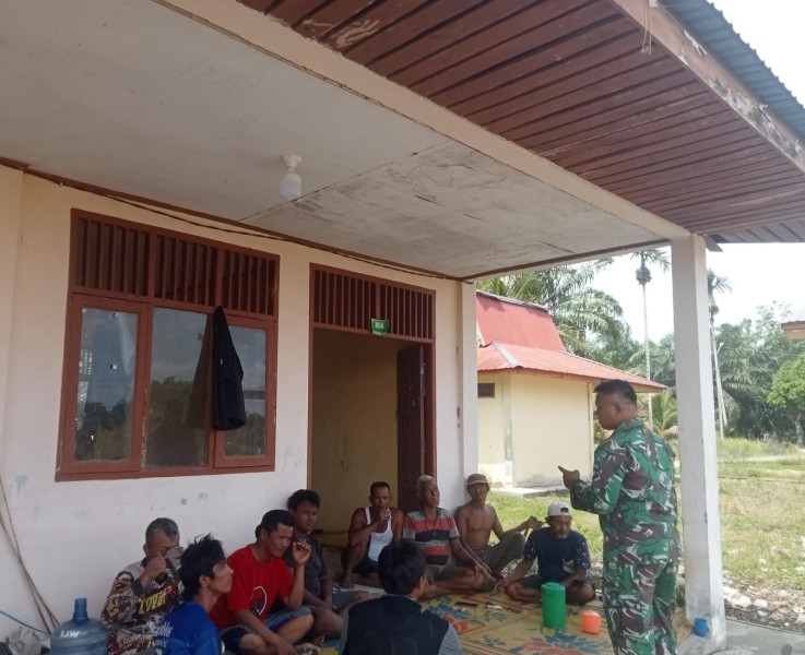 Babinsa Serda Wiky Hendri Septa Gelar Komsos Kesehatan di Kampung Teluk Lancang