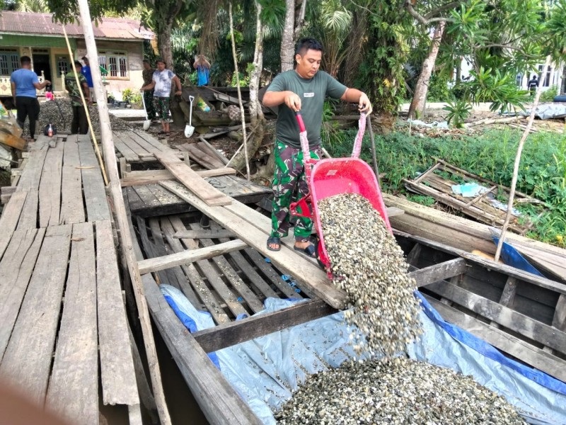 Sulitnya Medan, Satgas TMMD Ke 129 Kodim 0313/KPR Langsir Material Kerikil Lewat Jalur Sungai Ke Pangkalan Terap