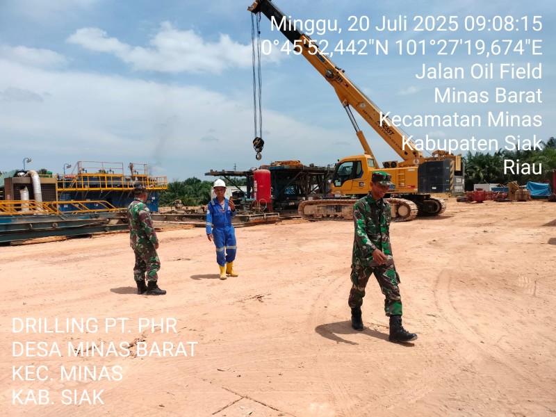Babinsa Koramil 03/Minas Pelda Benriyadi Bersama Sertu Joko Purnomo Laksanakan Patroli Keamanan di Lokasi Drilling PT PHR