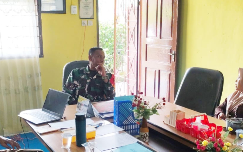 Pererat Silaturahmi, Babinsa Koramil 03/SS Komsos dengan Kepala SMP 22 Batu Teritip